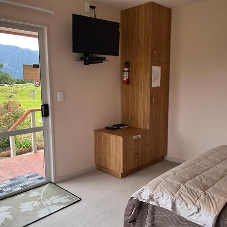 Carrickfergus Cottage Unit 1 Harihari Екстериор снимка