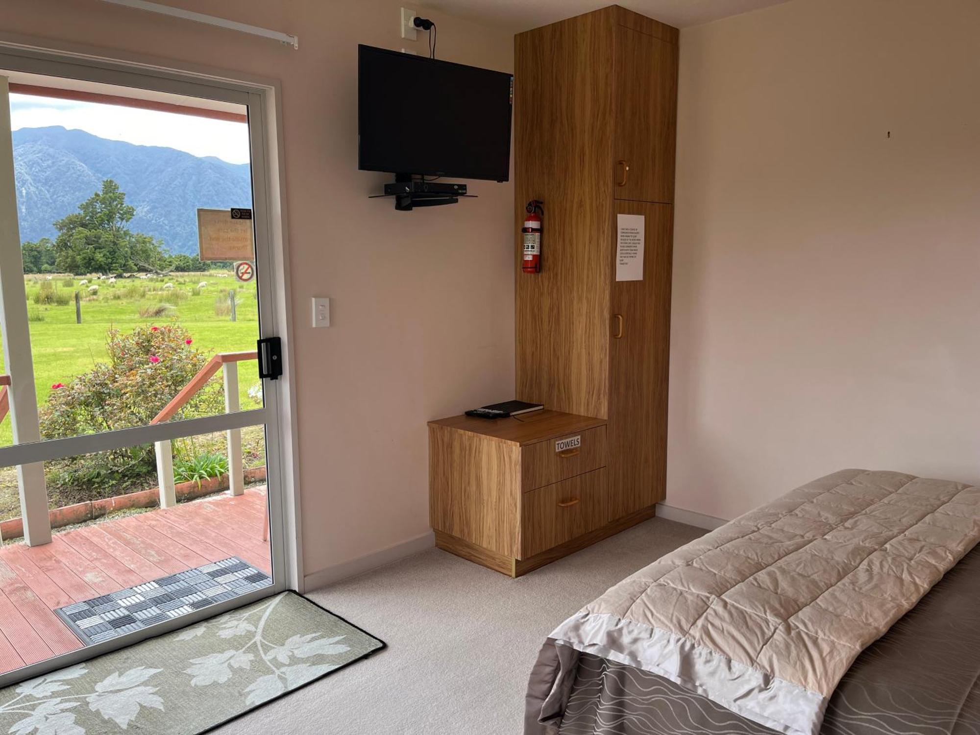 Carrickfergus Cottage Unit 1 Harihari Екстериор снимка